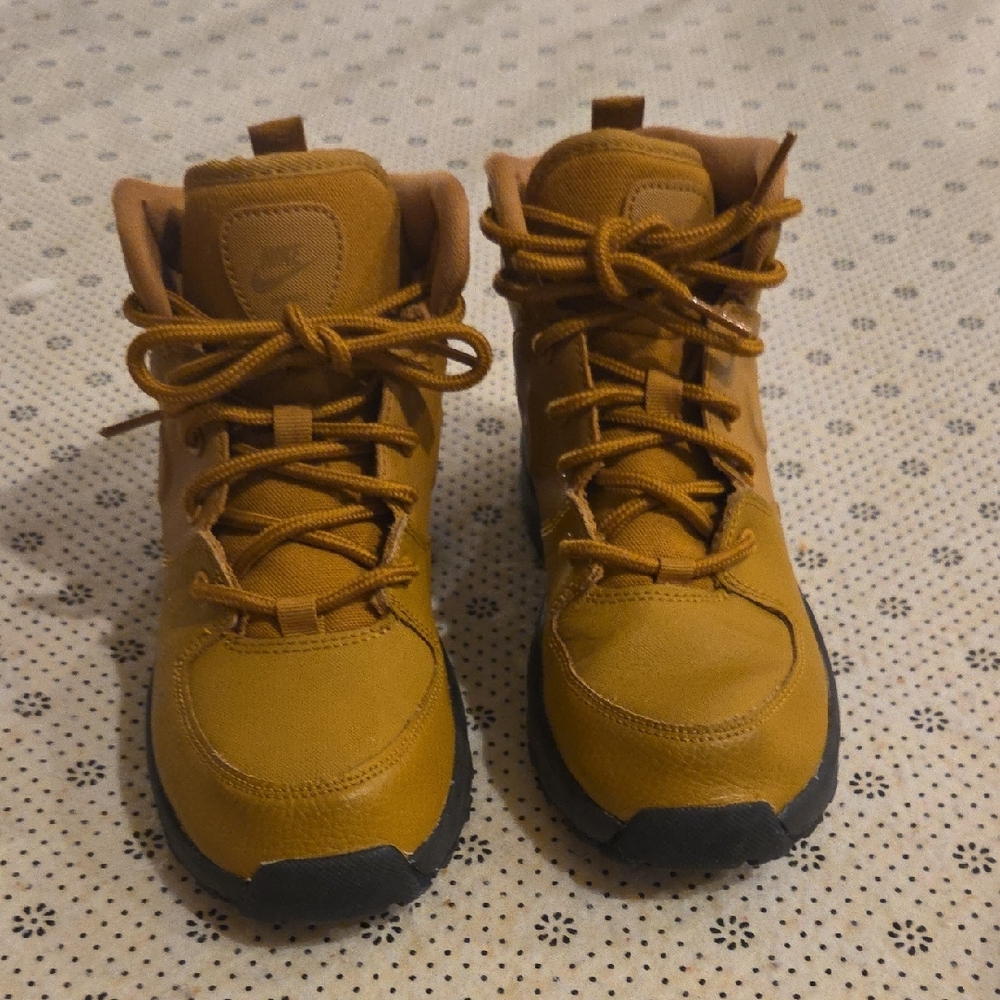 Nike Kids Tan and Black Boots - Picture 1 of 8